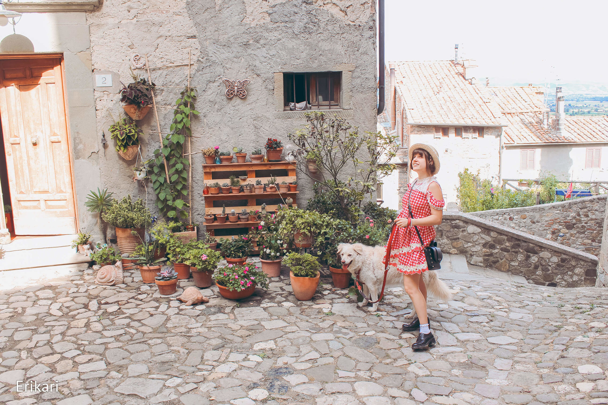 Strolling around Tuscany in alt fashion