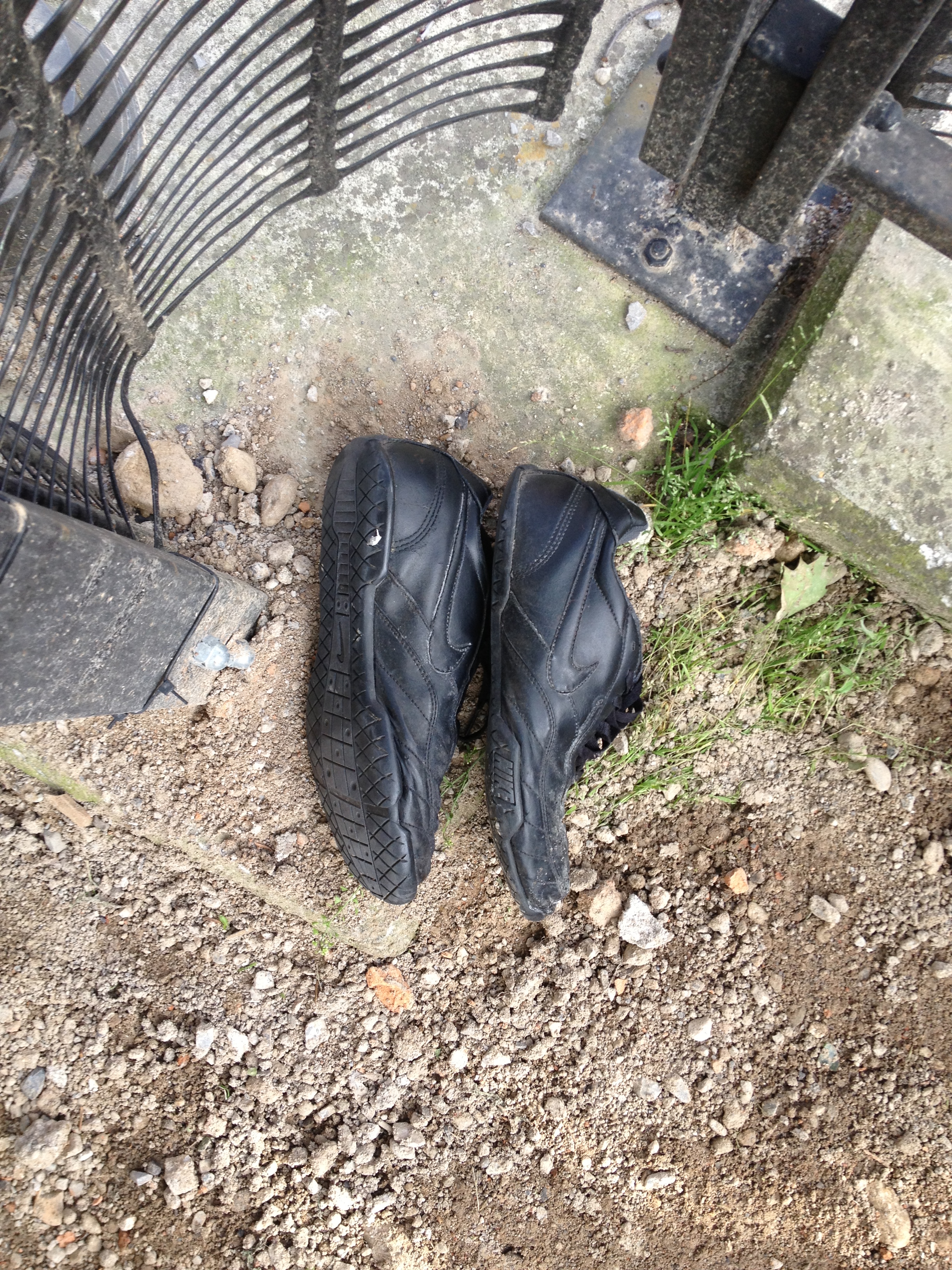 Scarpe trovate a Cernusco sul Naviglio. POtrebbe averle abbandonate un qualche corridore, sembrano comode.